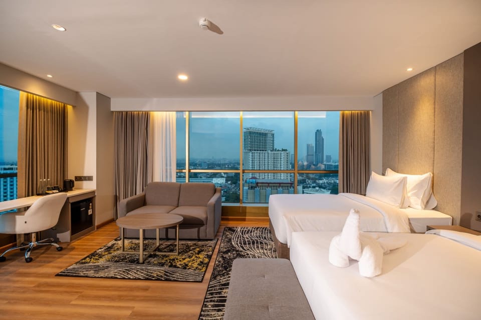 Family Room | Premium bedding, minibar, in-room safe, free cribs/infant beds