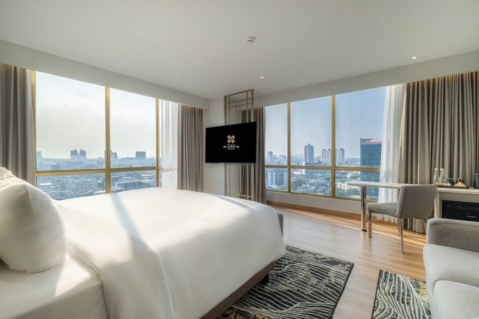 Grand Deluxe King | Premium bedding, minibar, in-room safe, free cribs/infant beds