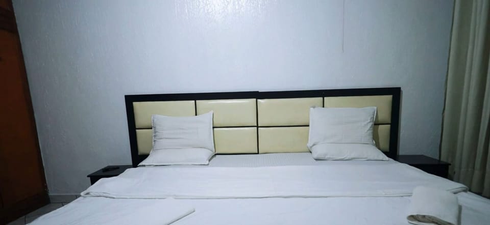 Double or Twin Room | Desk, laptop workspace, iron/ironing board (on request), WiFi (free)