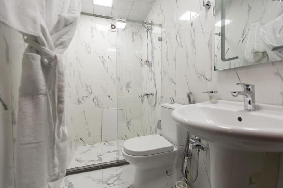 Luxury Apartment, Multiple Beds | Bathroom | Free toiletries, hair dryer, slippers, towels