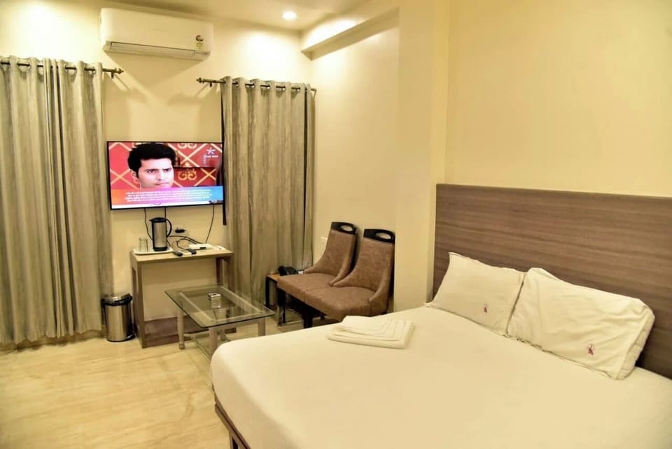 Deluxe Double Room | Desk, free WiFi, bed sheets