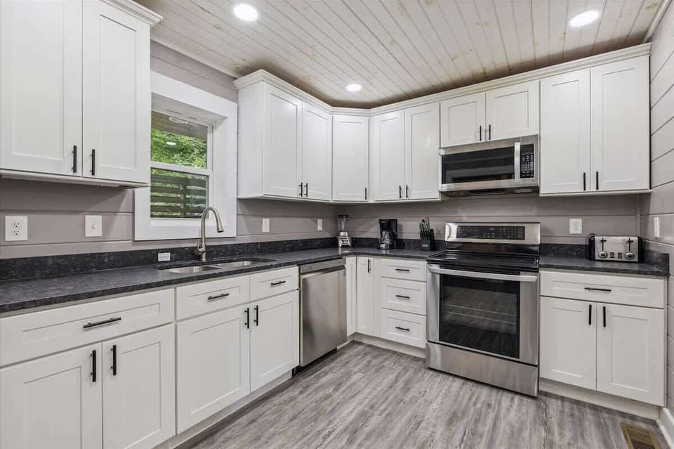 Fully equipped kitchen ready for family meals or mountain breakfasts.