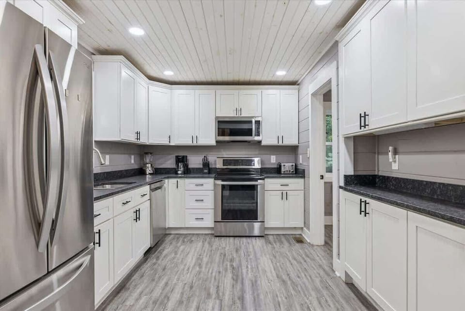 The kitchen is ready for your cheffy creations. 