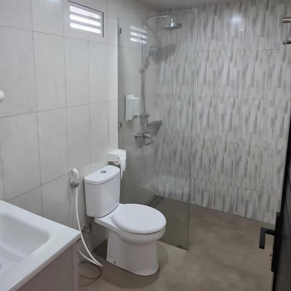 Deluxe Double Room, 1 King Bed, Pool View | Bathroom