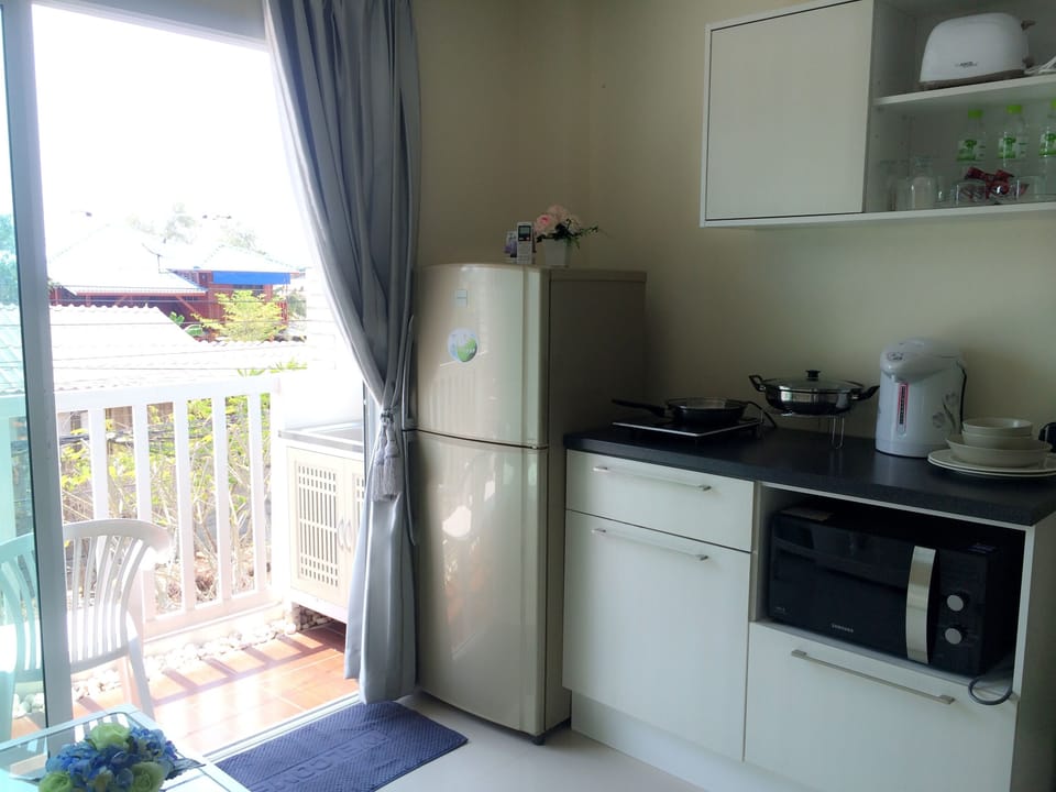Deluxe Room | Private kitchenette | Full-size fridge, microwave