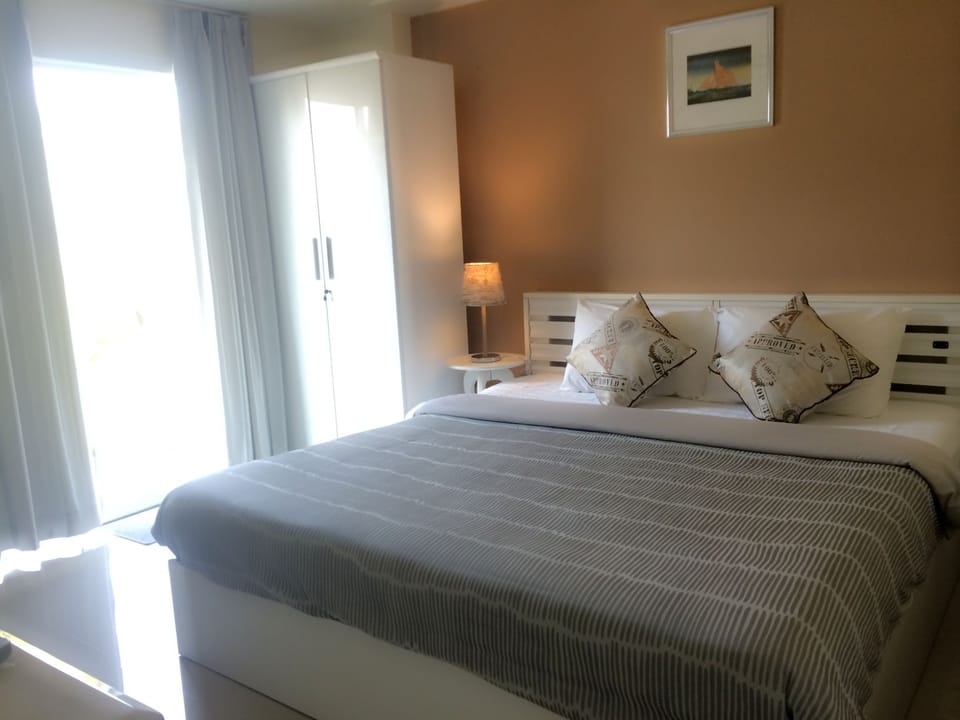 Family Room | Desk, blackout drapes, free WiFi