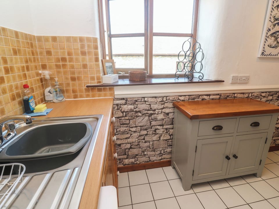 Cottage | Private kitchen | Fridge, microwave, cookware/dishes/utensils