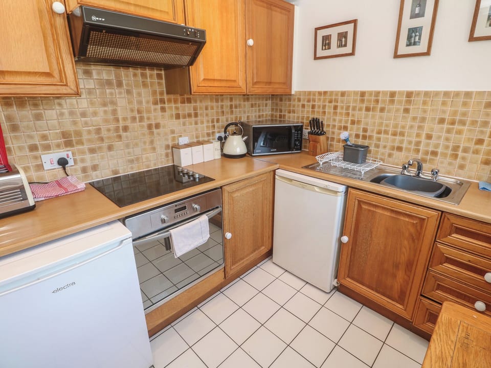 Cottage | Private kitchen | Fridge, microwave, cookware/dishes/utensils