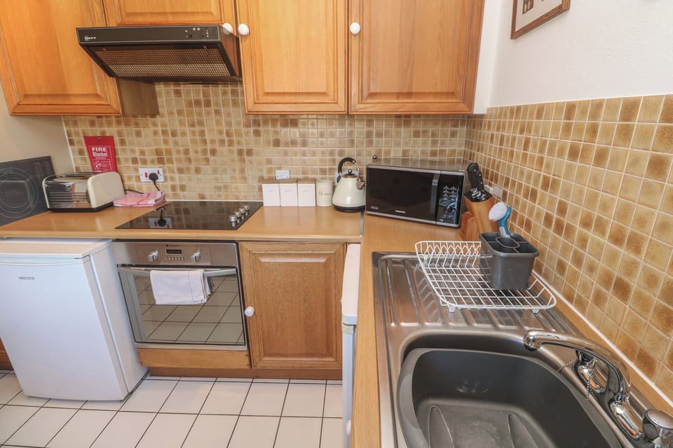 Cottage | Private kitchen | Fridge, microwave, cookware/dishes/utensils
