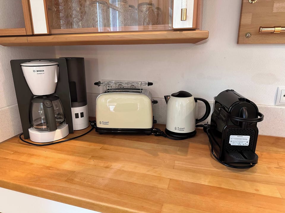 Kaffeemaschine, Toaster, Wasserkocher und Nespressomaschine in der Küche