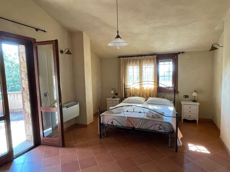 Honeymoon Studio Suite | In-room safe, blackout drapes, free WiFi, bed sheets