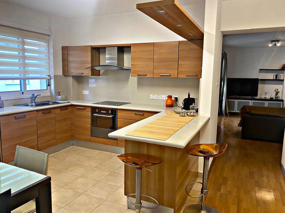 Kitchen - Oven, cooker, refrigerator, Espresso, Kettle, Dining table, stools 