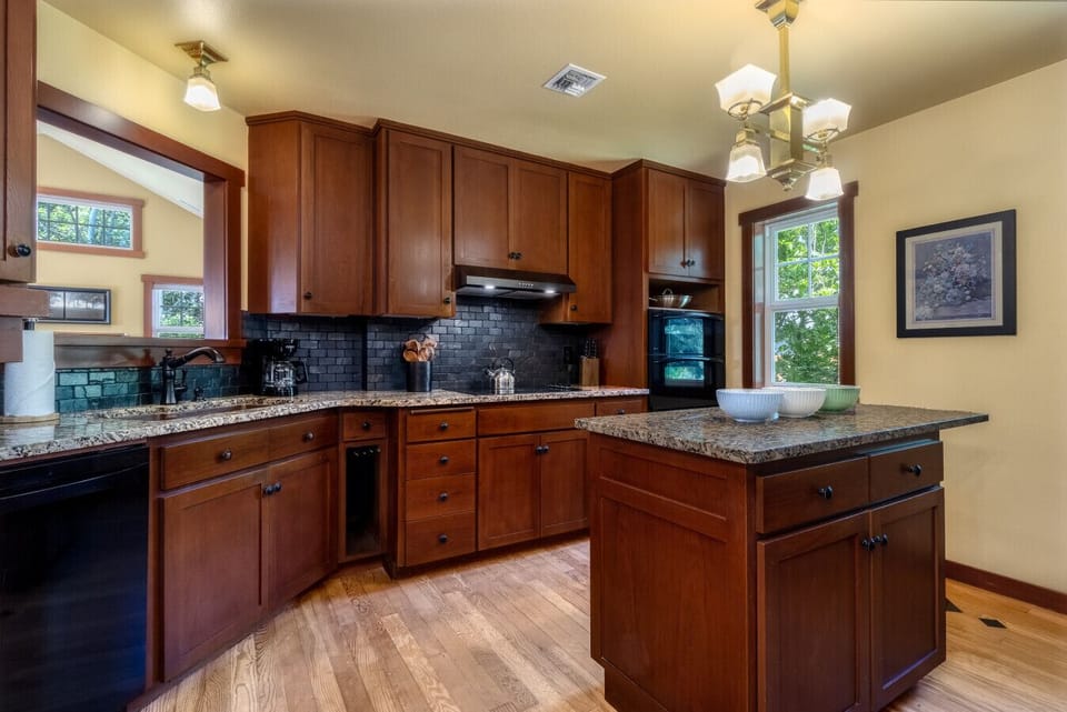 Fully stocked kitchen - double oven and 4 burner cook-top