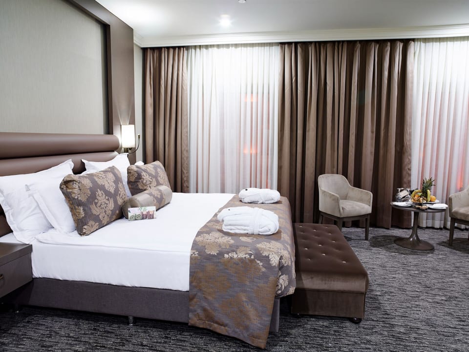 Premium bedding, minibar, in-room safe, desk