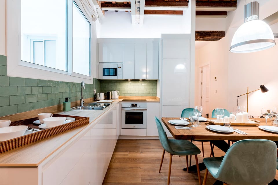 Apartment (4 Bedrooms) | Private kitchen | Fridge, microwave, oven, stovetop