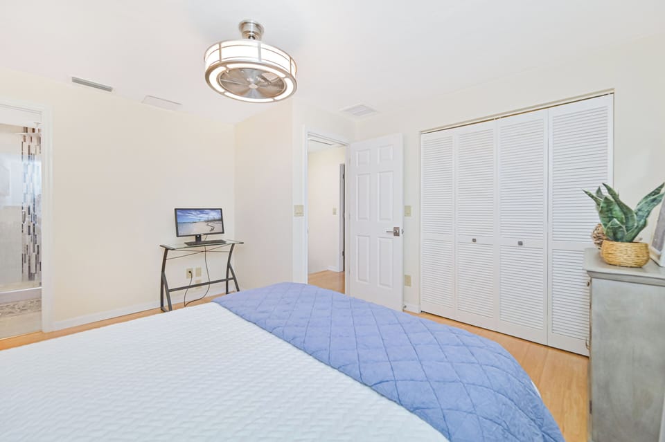 Hacienda Retreat - A queen size bed in the guest suite