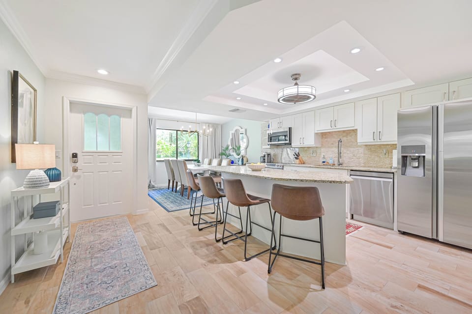 Hacienda Retreat - Fully equipped kitchen with island seating