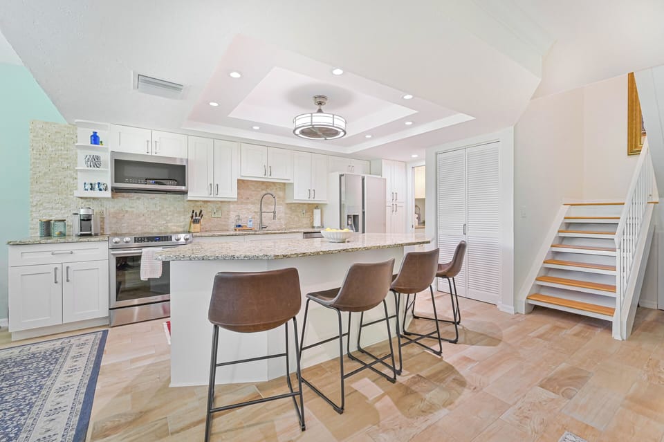 Hacienda Retreat - Fully equipped kitchen with island seating