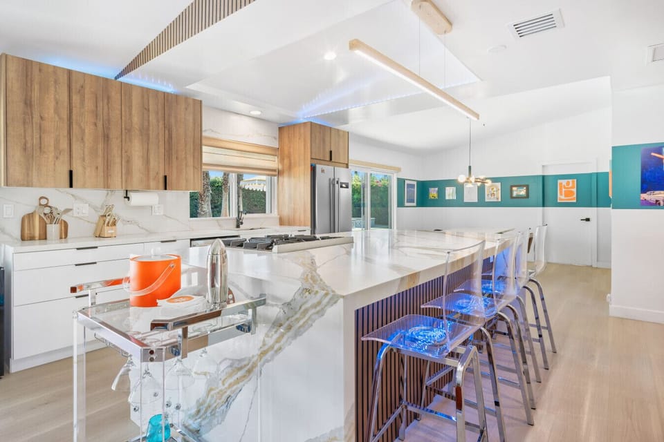 Island with bar seating, Great for entertaining