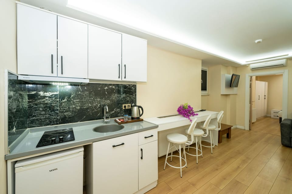 Premium bedding, minibar, desk, soundproofing