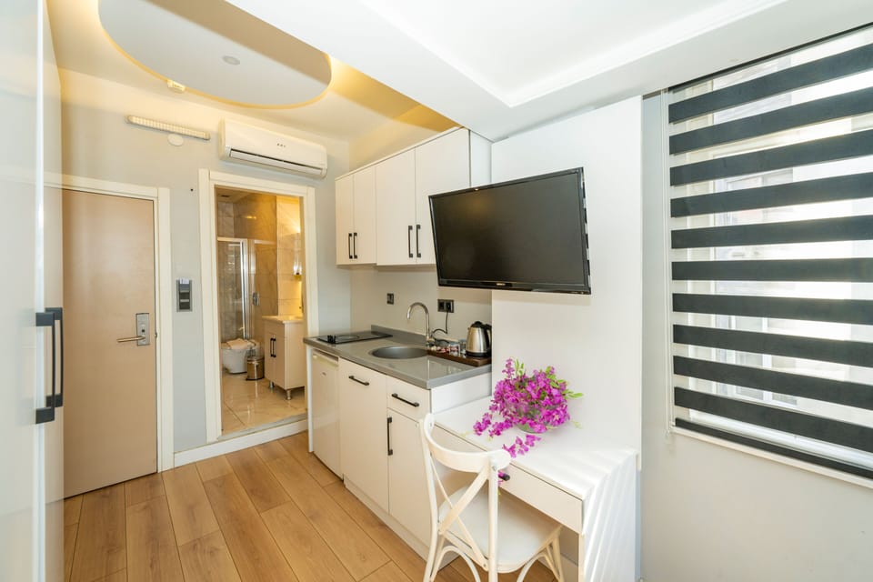 Premium bedding, minibar, desk, soundproofing