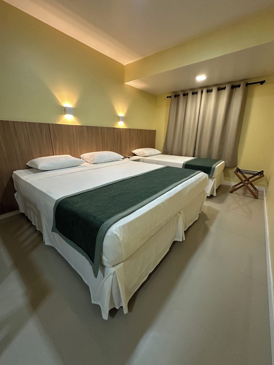 Standard Triple Room | Laptop workspace, free WiFi, bed sheets