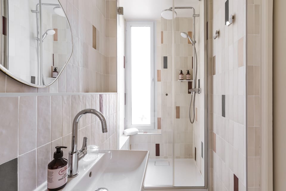 Combined shower/tub, free toiletries, hair dryer, towels