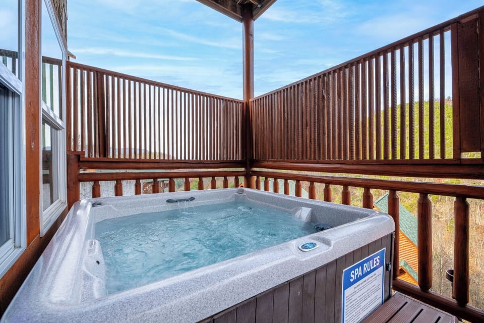 Splash Mountain Lodge's bubbling hot tub