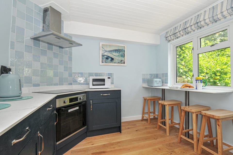 Fridge, dishwasher, toaster, cookware/dishes/utensils