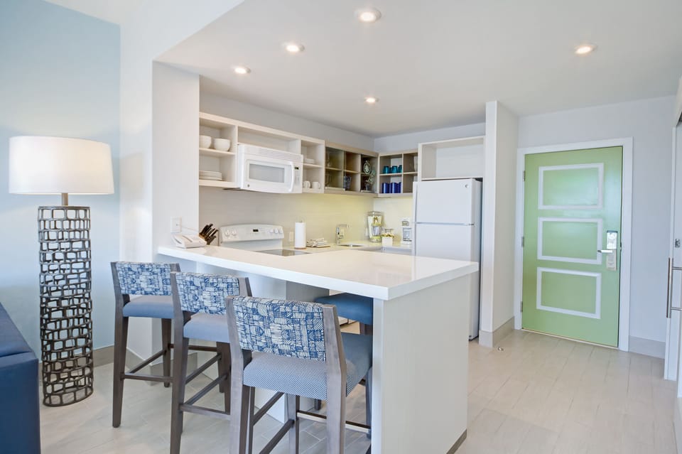 Deluxe Suite, 1 Bedroom, Non Smoking, Balcony | In-room dining