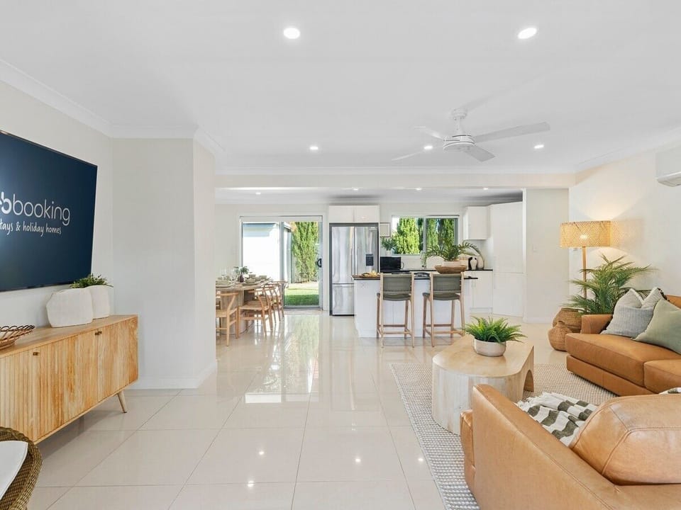 The Chill House Bundall has AC living, 70-inch TV and Gold Coast access.