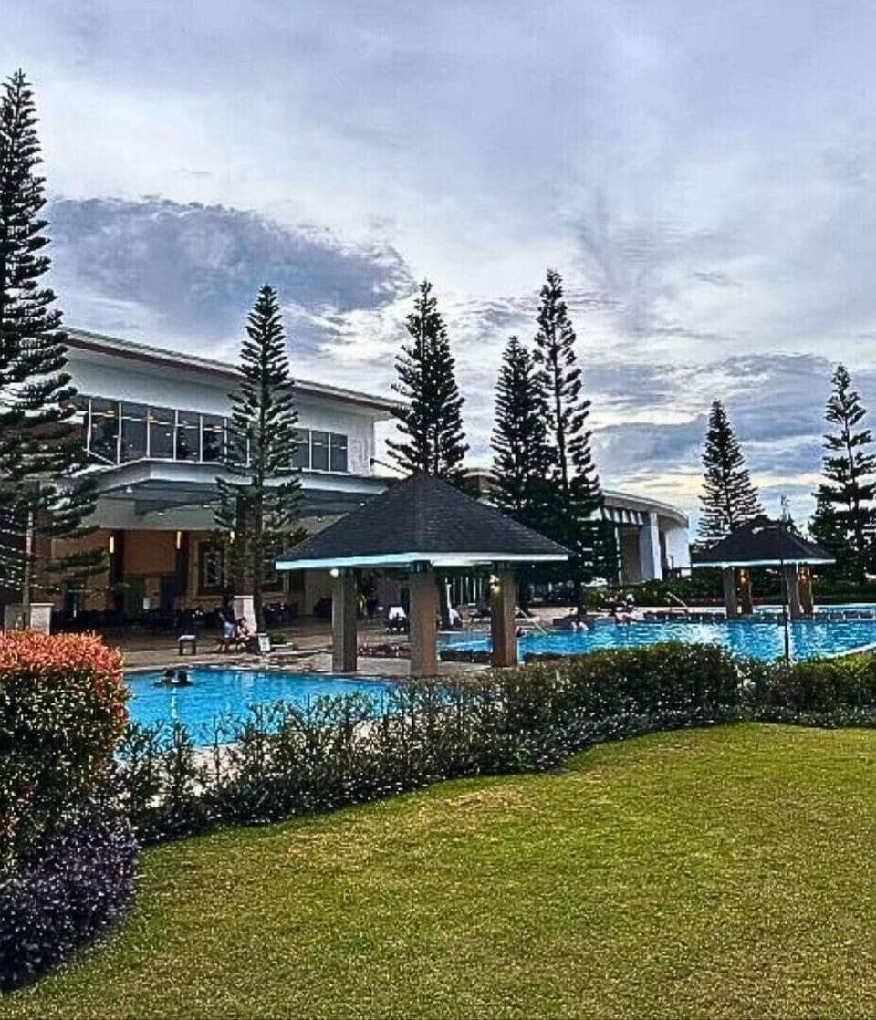 Indoor pool, 3 outdoor pools
