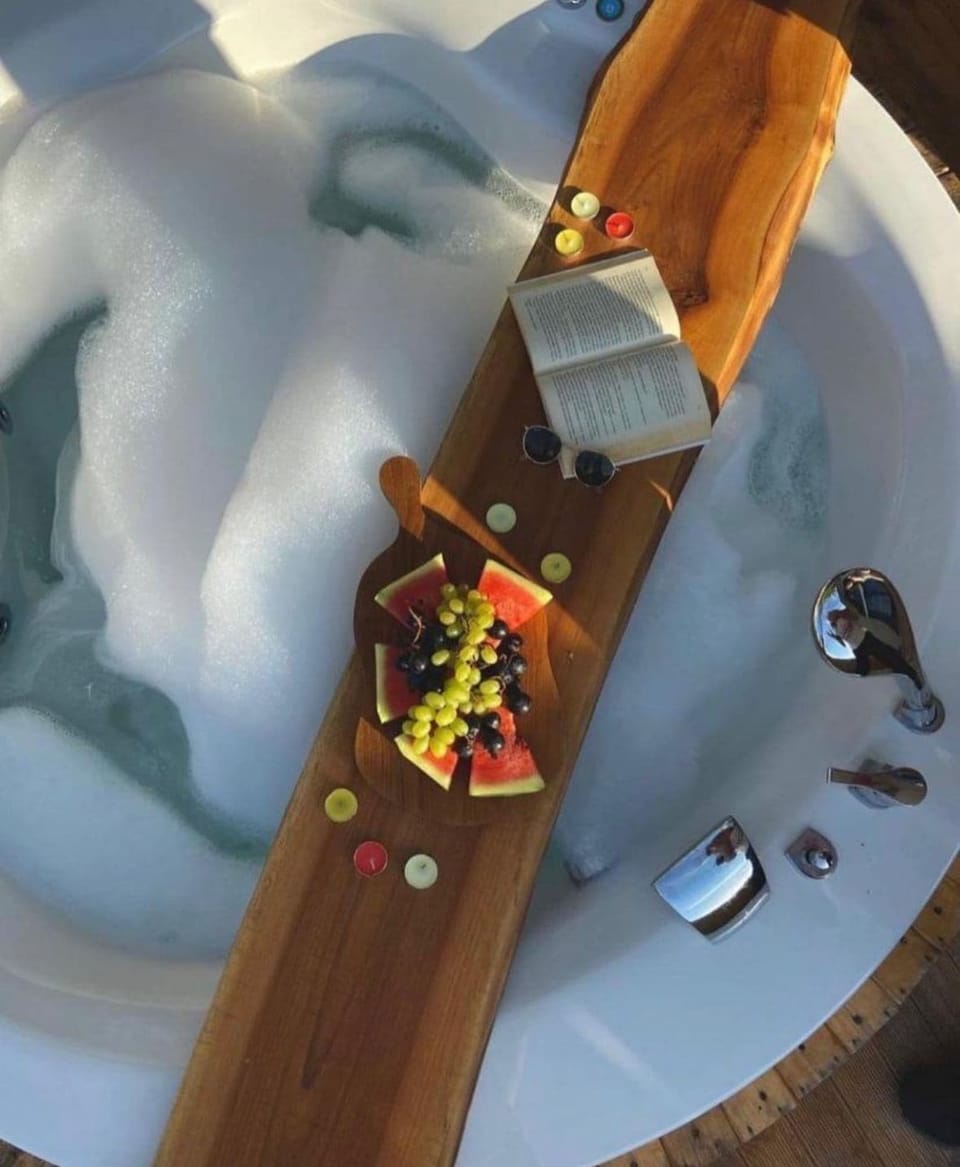 Deluxe Suite, Patio, Lake View | Jetted tub