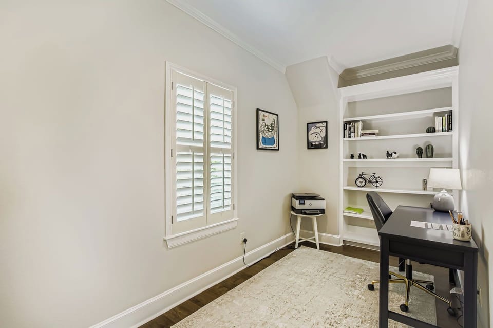 Specious Work area while you are in town for business!