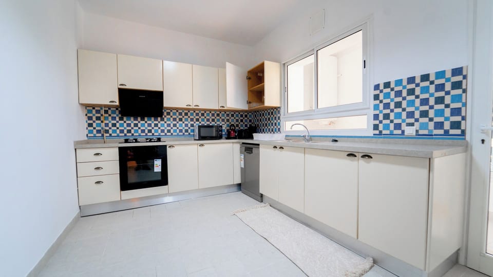 House | 3 bedrooms, desk