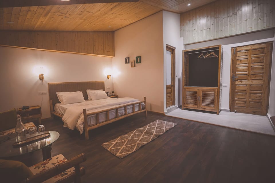 Royal Room, Balcony, River View | Premium bedding, iron/ironing board, free WiFi, bed sheets