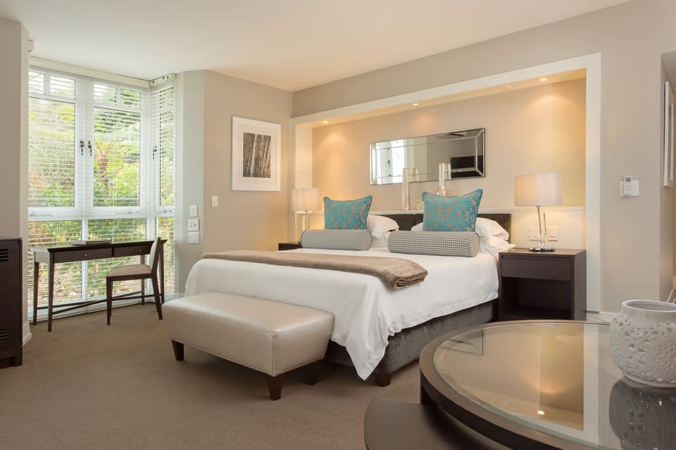 Luxury Room | Hypo-allergenic bedding, minibar, in-room safe, desk