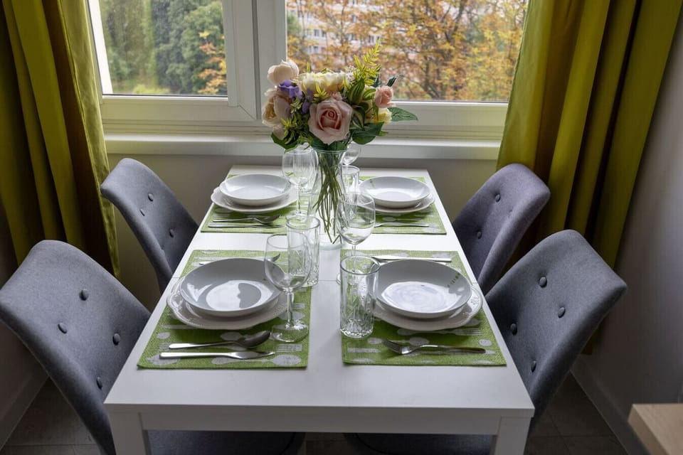 Dining Table | Book Now with RENTUJEMY.COM