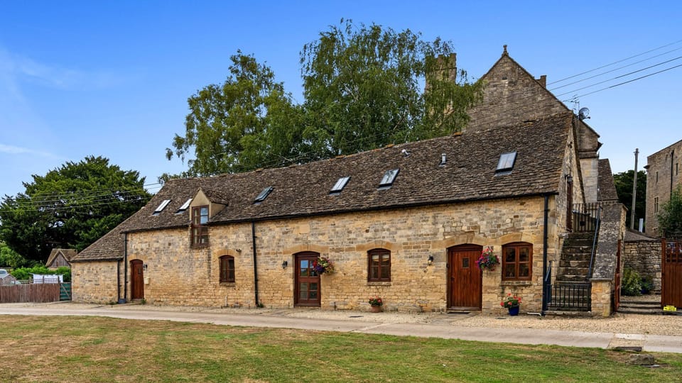 A beautifully converted retreat tucked away on a peaceful farmstead, Kestrel Barn is situated in the village of Leonard Stanley near Stroud.