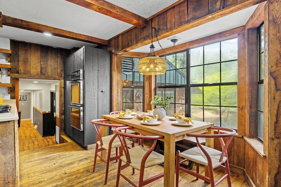 Kitchen dining area