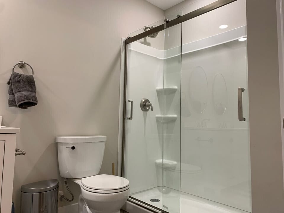 King Ensuite Bathroom 1