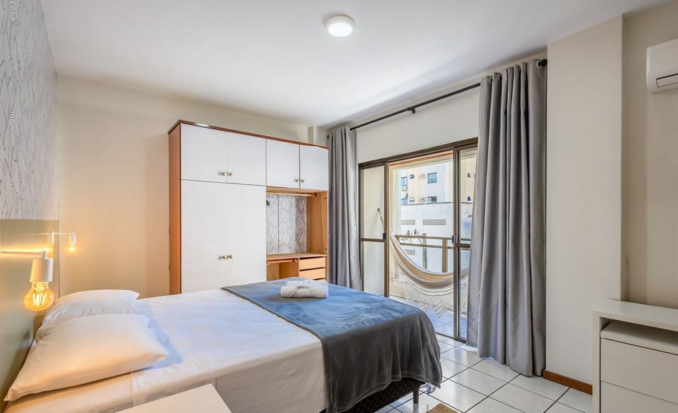 3BR apt w/ Balcony, 150m to sea Meia Praia Eis305 Apartment in Porto Belo