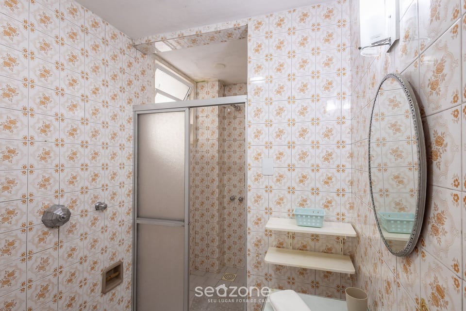 Basic Apartment | Bathroom | Shower