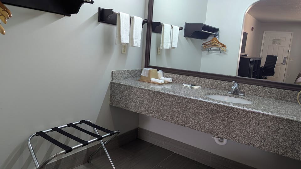 Combined shower/tub, free toiletries, towels, soap