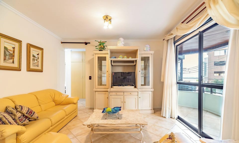 Basic Apartment | Living area