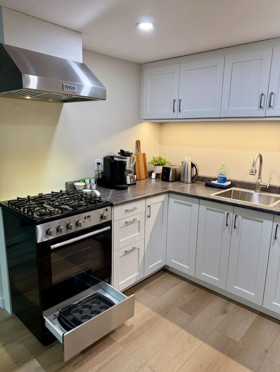 Full kitchen