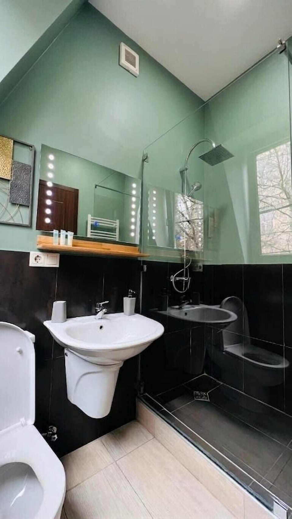 Deluxe Room | Bathroom | Shower, rainfall showerhead, free toiletries, slippers