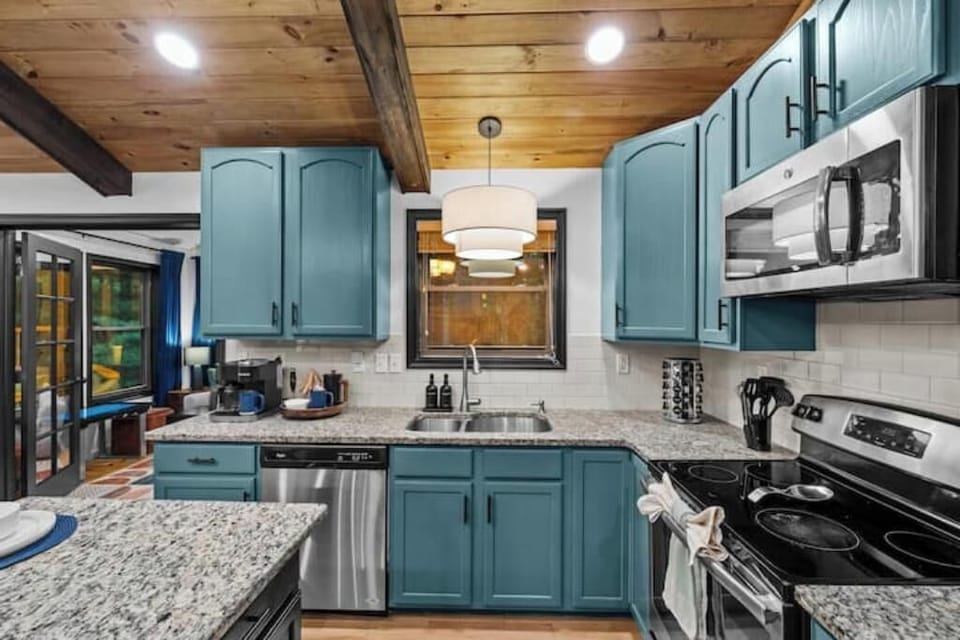 This group-ready kitchen is fully equipped.