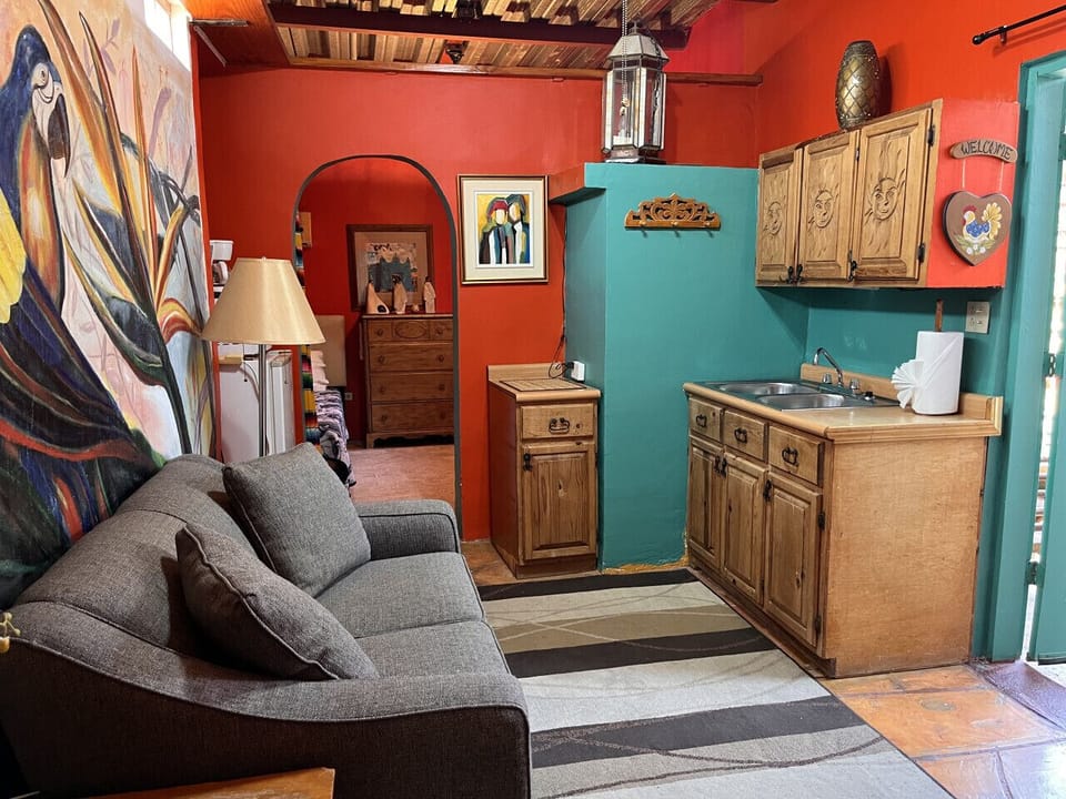 Small kitchenette equipped with main essential