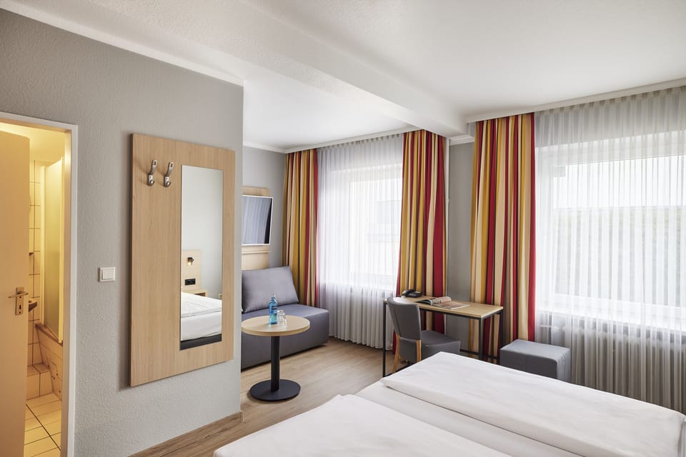 Hypo-allergenic bedding, in-room safe, desk, blackout drapes